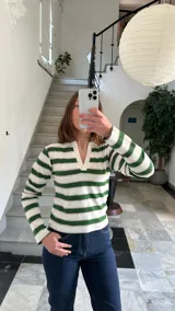 Camiseta blanca con rayas horizontales verdes y cuello en V.