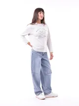Remera blanca de manga larga con cuello redondo y estampado frontal con la frase "All my love darling" en color celeste.