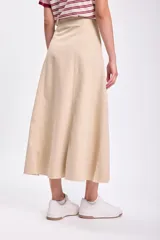 Falda midi color beige, de corte acampanado y tiro alto.