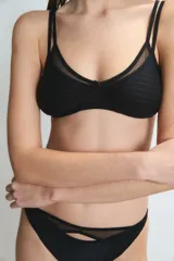 Sostén de bikini o bralette negro, sin aro, con textura acanalada y escote en V.