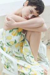 Vestido midi de algodón con estampado de limones, breteles finos ajustables, escote en V y espalda fruncida. Tiene corte en la cintura y falda acampanada.
