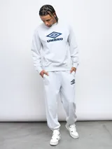 Buzo gris melange de felpa sin frisa, con cuello redondo y logo de Umbro bordado en azul marino en el pecho.