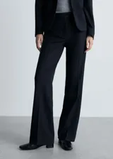 Pantalón de vestir negro de corte recto y tiro medio, con cierre de cremallera y botón, trabillas para cinturón y bolsillos laterales.