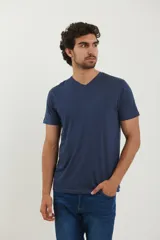 T-shirt básica de algodón con escote en V y mini estampa de ancla en relieve.