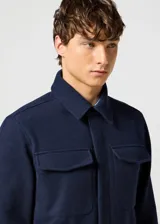 Campera Wrangler azul marino de paño con cuello clásico, cierre frontal con botones a presión, cuatro bolsillos frontales con solapa y puños con botón.
