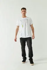 Remera blanca de algodón con estampado tipográfico en tonos grises y verde neón.