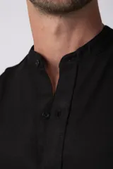 Camisa de manga larga color blanco roto, confeccionada en una mezcla de lino y viscosa, con cuello mao y corte relajado.