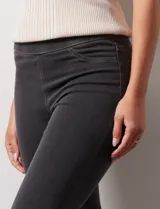Jegging de denim azul claro, corte slim fit, con pretina elastizada, bolsillos delanteros simulados y bolsillos traseros aplicados. Marca Zac & Rachel.