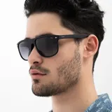 Lentes de sol INVU modelo IB22445D, con montura cuadrada negra mate y lentes polarizados grises.