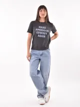 Remera gris oscuro con estampa frontal con la frase "Make American Cowboy Again" en letras celestes.