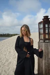 Kimono largo de crepe blanco, con mangas amplias y abertura frontal.