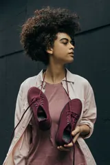 Zapatillas borgoña de lana merino con cordones.