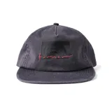 Gorra de visera plana color gris con logo estampado en negro y bordado de la marca en rojo.