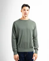 Buzo de punto color verde oliva, 100% algodón, con corte clásico y detalle de costura en el hombro. Tiene un cuello finito de 1,5 cm, y puños y pespunte inferior de 8 cm.