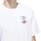 Remera blanca de algodón con logo Adidas Triple Trifolio estampado en el pecho. Corte clásico, cuello redondo y mangas cortas.