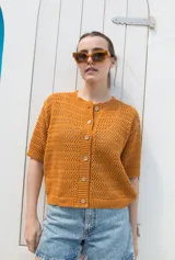 Saco tejido calado color celeste con mangas al codo y botones de coco.