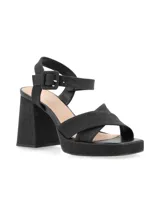 Sandalias de cuero color canela con plataforma y tacón ancho. Tiras cruzadas en el empeine y pulsera ajustable con hebilla en el tobillo.