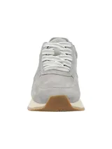 Zapatillas casuales de cuero nobuk color gris, de alta calidad y durabilidad. Su construcción incluye un detalle artesanal de Crepe en la suela, brindando amortiguación y mayor flexibilidad en la pisada.