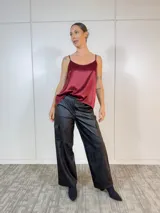 Pantalón cargo negro de eco cuero, corte recto y bolsillos laterales con solapa.