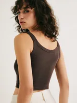 Top corto marrón de tela acanalada con breteles anchos y escote cuadrado.