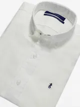 Camisa de hombre azul marino de lino con cuello abotonado y logo bordado en el pecho.