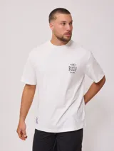 Remera blanca de algodón con logo de la marca Rusty estampado en el frente.