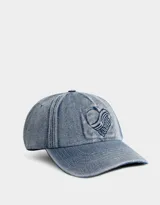 Gorra de jean celeste con visera curva y bordado en el frente.