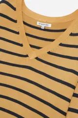 Sweater de punto negro con rayas horizontales blancas y escote en V.