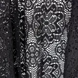 Kimono negro de tejido crochet con flecos en el ruedo.