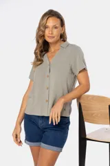 Camisa color verde oliva de lino con viscosa, con botones de madera personalizados y corte relajado.