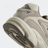 Championes Adidas Response CL con diseño inspirado en los modelos de running de los años 2000. Capellada de malla con revestimientos de gamuza y material sintético, las tres tiras características de Adidas en los laterales y suela de goma.