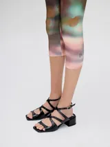 Sandalias de cuero charol color borgoña con tiras finas, taco cuadrado bajo y cierre con hebilla en el tobillo. Interior con estampado del logo de la marca en color naranja.