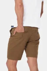 Bermuda color marrón confeccionada en algodón y spandex, con bolsillos laterales y traseros.