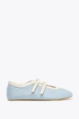 Zapato tipo bailarina estilo deportiva color celeste, con efecto satinado, doble tira con ajuste adhesivo en la parte delantera, detalle de pespunte y acabado en punta redonda.