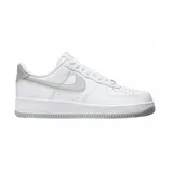 Zapatillas urbanas Nike Air Force 1 Low 07, color blanco con detalles en gris.