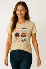 Remera color beige de algodón con estampado de tazas de café.