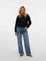 Cárdigan negro de punto con cierre de botones y bolsillos frontales. Confeccionado en mezcla de poliéster reciclado, poliéster y nailon.