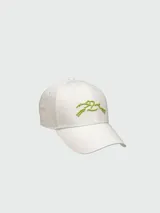 Gorra de béisbol color crema con logo bordado en verde en el frente.