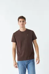 Remera básica color marrón claro, de corte regular, manga corta, cuello redondo y logo bordado en el pecho.