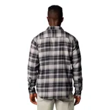 Camisa de franela a cuadros verde y negra, de manga larga, con bolsillo en el pecho y tejido elástico.