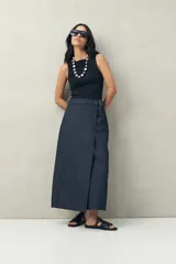 Musculosa celeste de algodón con escote cuadrado y breteles anchos.