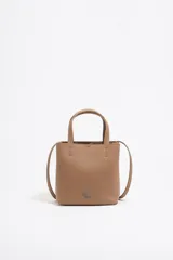 Bolso de mano negro Bimba y Lola modelo Chihuahua S, fabricado en piel regenerada con piezas de metal. Cuenta con asa regulable de piel, cierre con cinta de piel, logo metálico BIMBA Y LOLA, acabados metálicos, bolsillo interior con cierre de cremallera e interior con logo grabado.