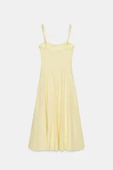 Vestido midi amarillo claro, con escote corazón con volantes y tirantes finos ajustables con lazo. Falda acampanada con forro interior.