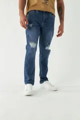 Pantalón de jean gris oscuro con roturas en las rodillas, corte recto y logo bordado.