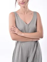 Mono largo color verde grisáceo, con breteles finos, escote en V y lazo en la cintura.