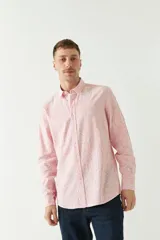Camisa de manga larga con estampado de hojas en tonos azul marino y negro.