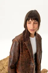 Blazer de cuero vacuno color cognac con cuello de gamuza color chocolate, corte clásico y solapas con muesca.