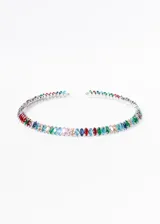 Gargantilla rígida plateada con hilera de zirconias de colores engarzadas.