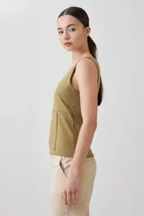 Musculosa verde oliva con escote cuadrado y costuras a la vista.
