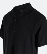 Camisa de hombre color verde claro, corte slim, de manga corta y cuello inglés. Confeccionada en viscosa texturizada.